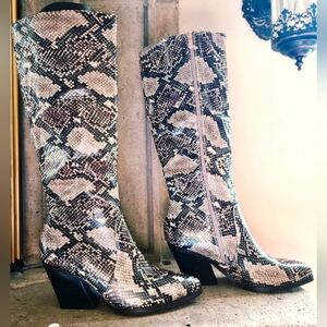 NWOB Pierre Dumas Cassidy Snakeskin Print Block Heel Boots Size 9M